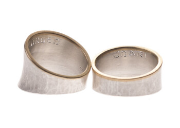 Silberringe mit geschmiedeter Oberfläche und Feingoldrand