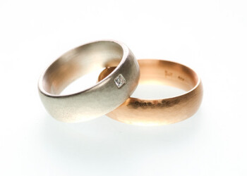 klassische Trauringe in Silber und Roségold mit Diamant