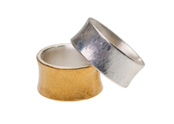 Silberringe mit Hammerschlagoberfläche und Feingoldbelötung