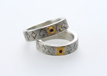 Silberringe mit Ornamenten, Feingold, Saphir und Rubin