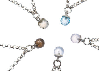 Silberarmbänder mit verschiedenen Edelsteinen