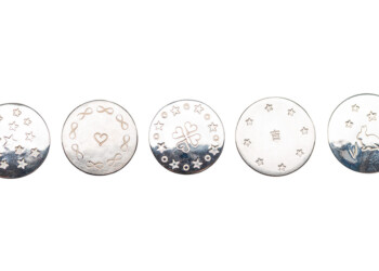 Glücksmünzen in 925er Silber – In Federmappe, Portemonnaie oder Hosentasche begleitet eine Glücksmünze Abenteuer und Prüfungen jeglicher Art.