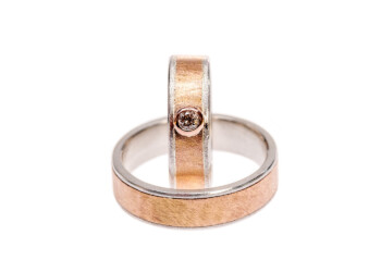 Ringe in Silber und Feingold mit cognacfarbenem Brillant