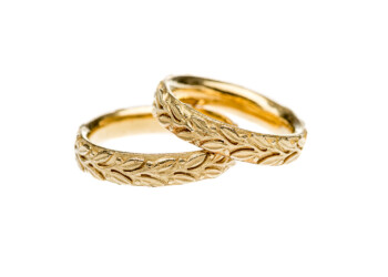 Ringe in Gelbgold 750 mit Blattstruktur