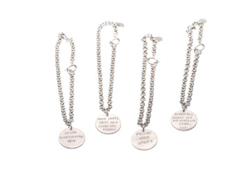 Silberarmbänder mit Amulett, Schrift punziert