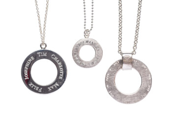 Amulette in Silber mit punzierter Schrift