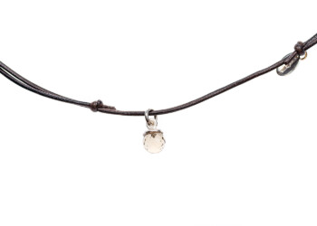 Bergkristallkugel mit Silber an Lederband