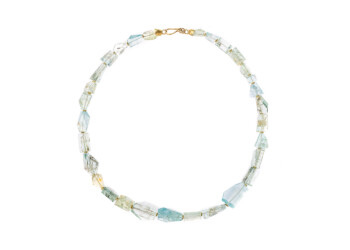 Aquamarinkristalle mit Schließe in Blatt-Optik, Gelbgold 750