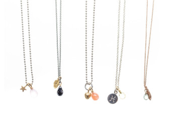 verschiedene Ketten mit Anhängern und Edelsteintropfen, sogen. Pampel