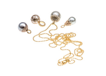 lange Kette, verschiedene Anhänger, Tahitiperle graviert